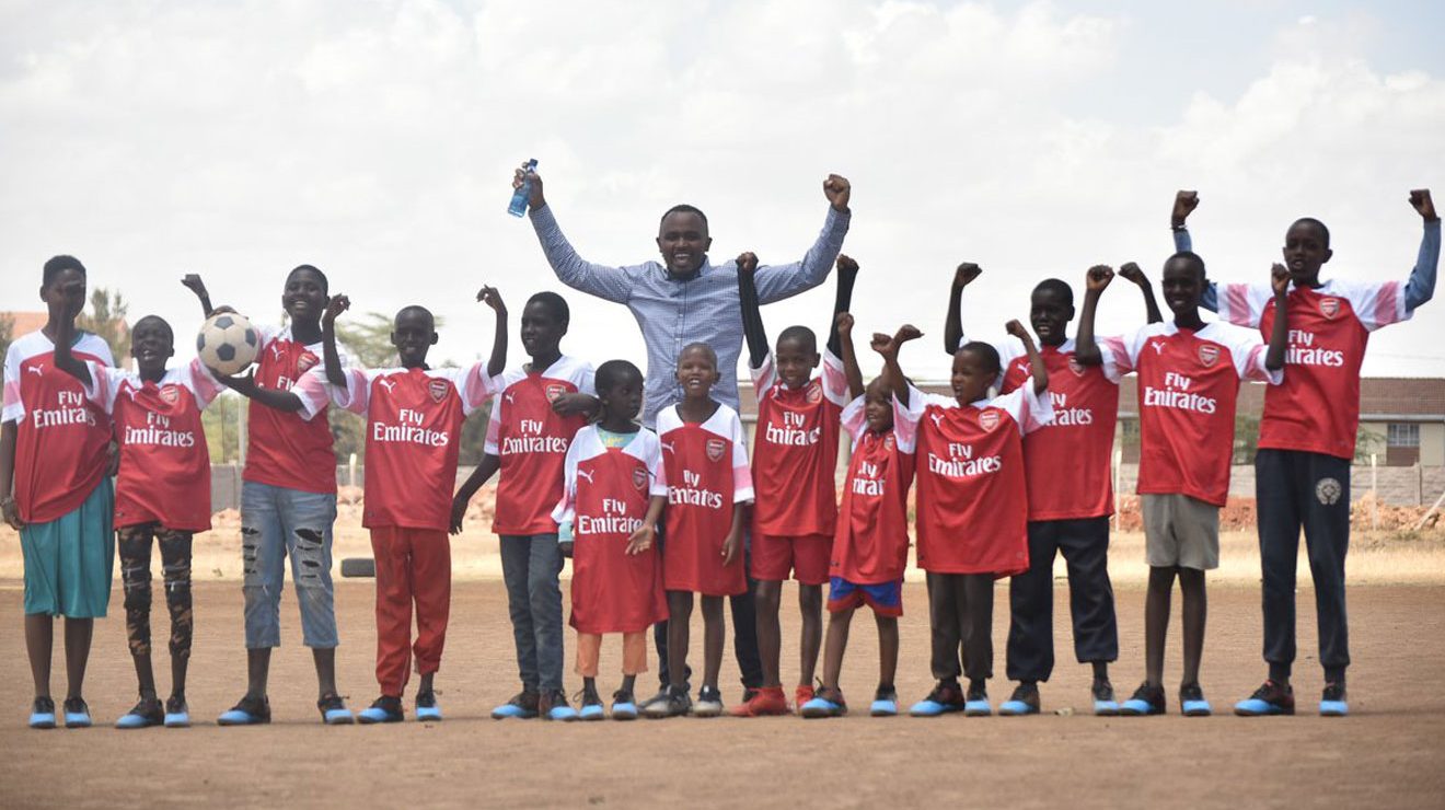 Ozil spreads more cheer to Kenyan youngsters with priceless Arsenal