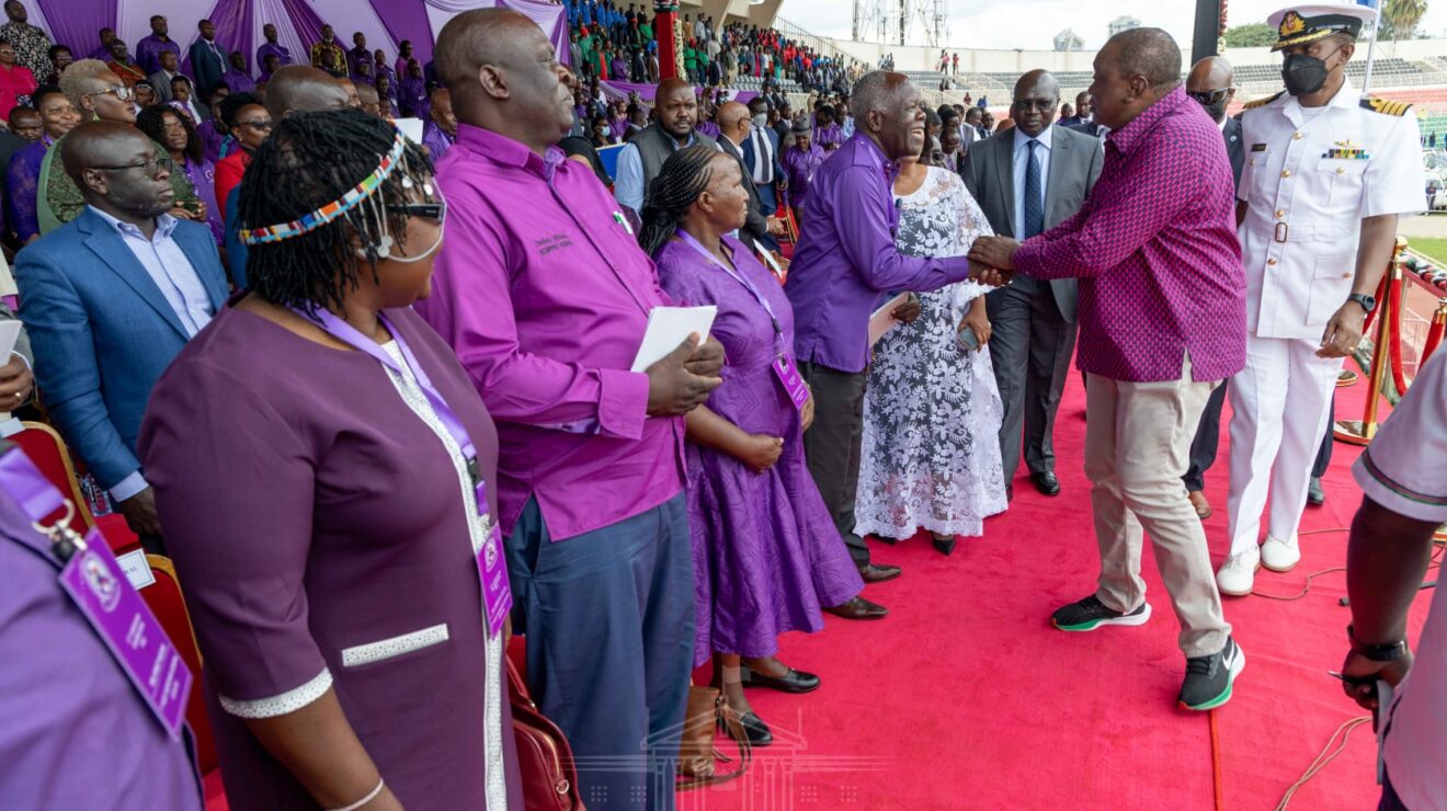 Uhuru talks to bodyguard during Labour Day speech – Nairobi News